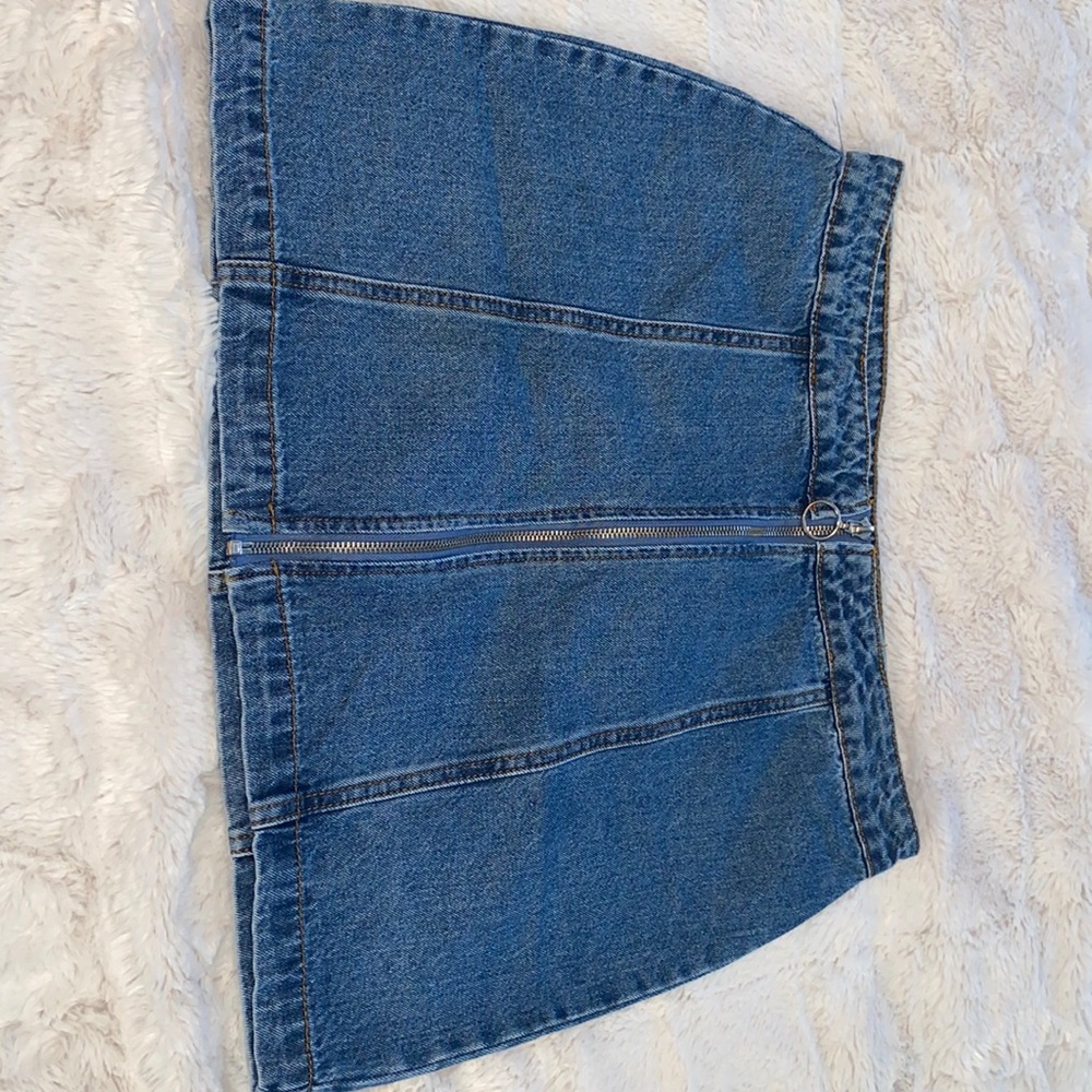 Zip up vintage jean skirt!